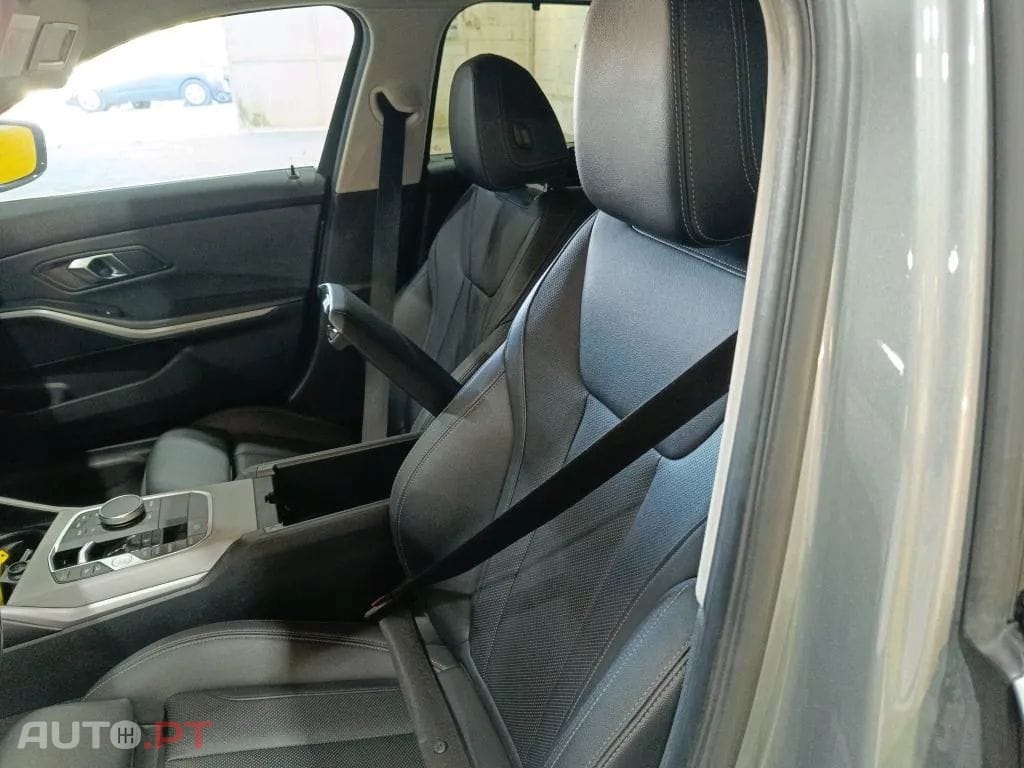 BMW 330 e Touring Auto