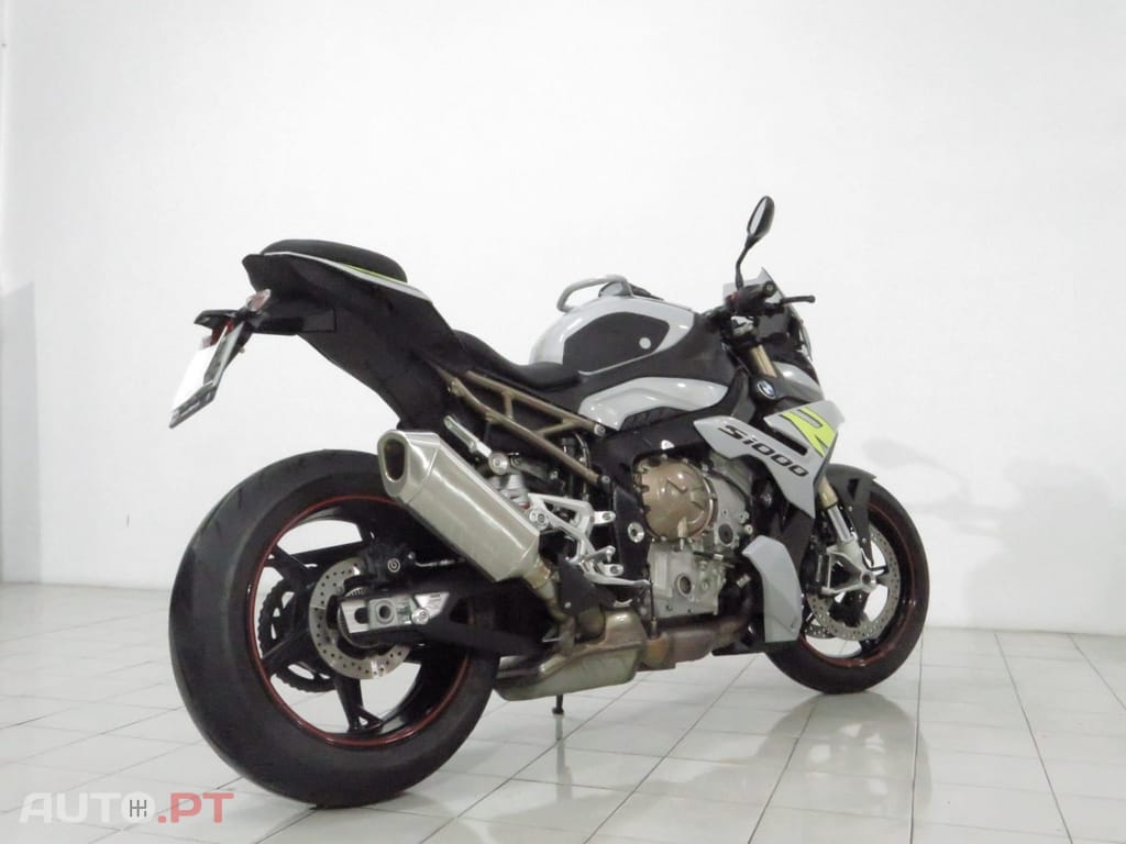 BMW S .