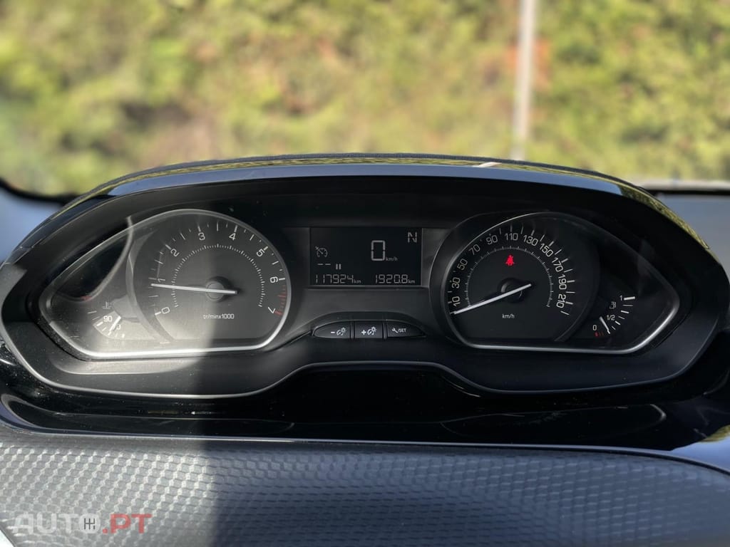 Peugeot 2008 1.2 PureTech Signature EAT6