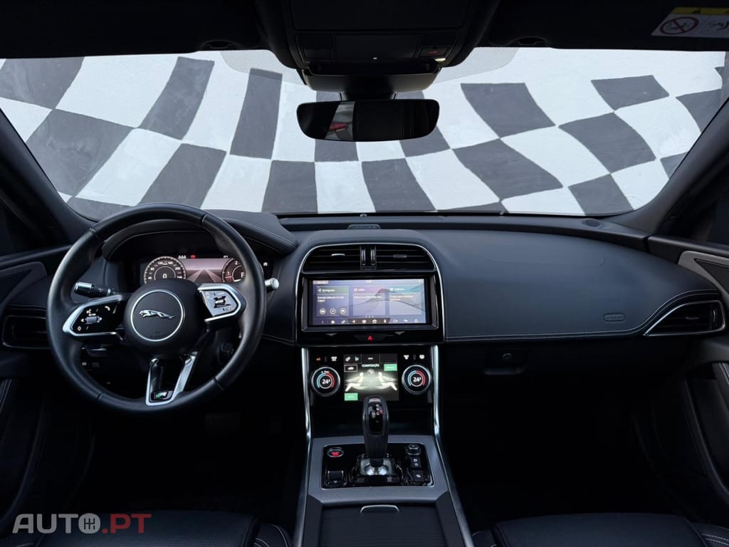 Jaguar XE 2.0 D R-Dynamic S