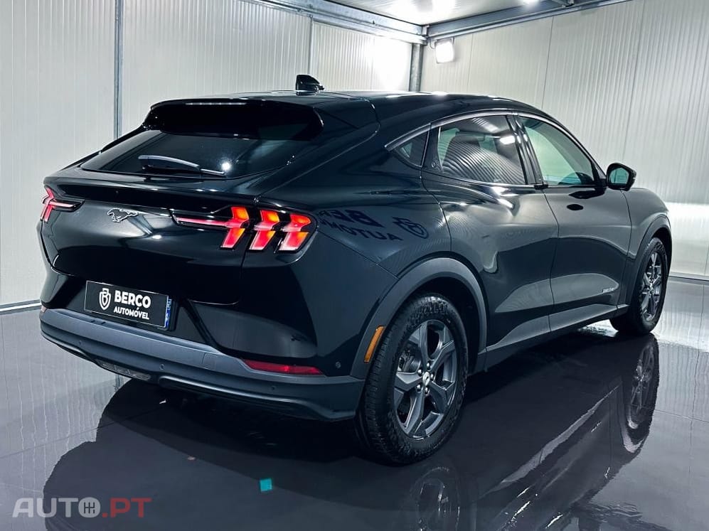 Ford Mustang Mach-E 75.7 kWh Base