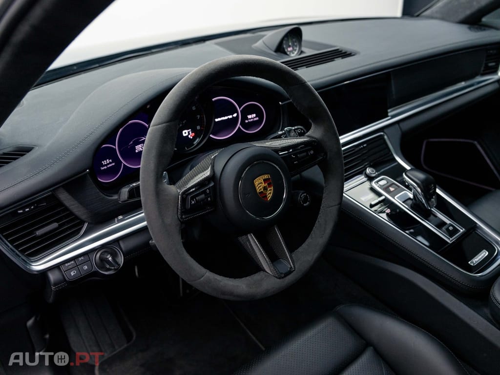 Porsche Panamera 4 E-Hybrid Platinum Edition