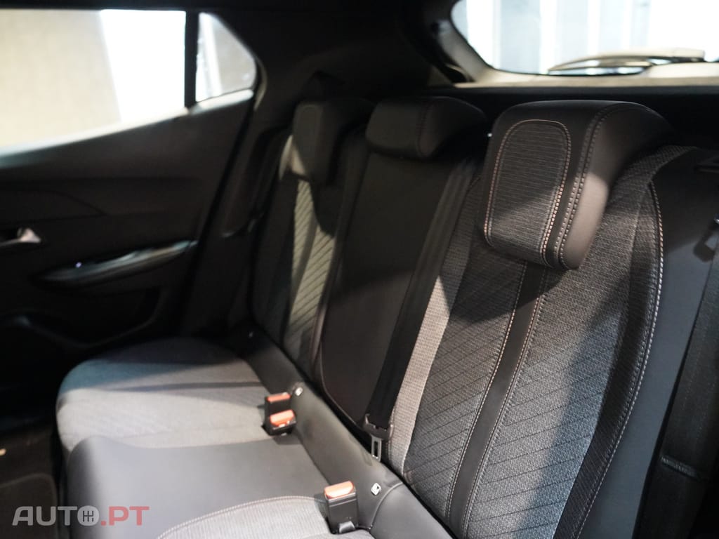 Peugeot 2008 1.2 Hybrid Allure e-DCS6