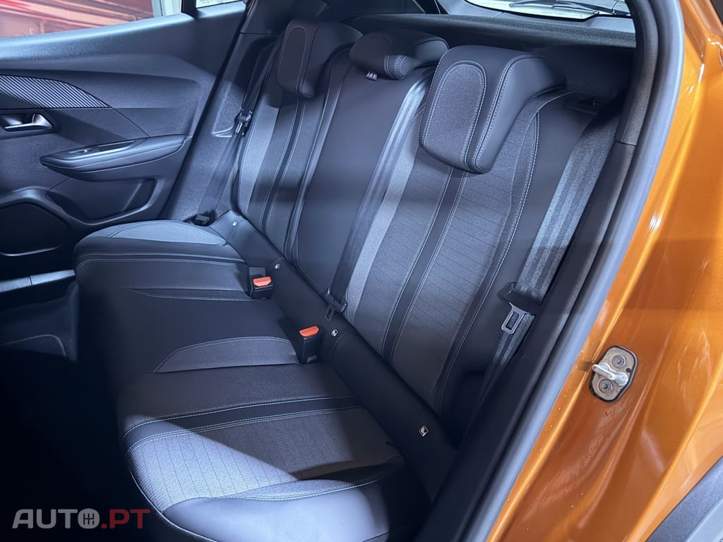 Peugeot E-2008 50 kWh Allure Pack