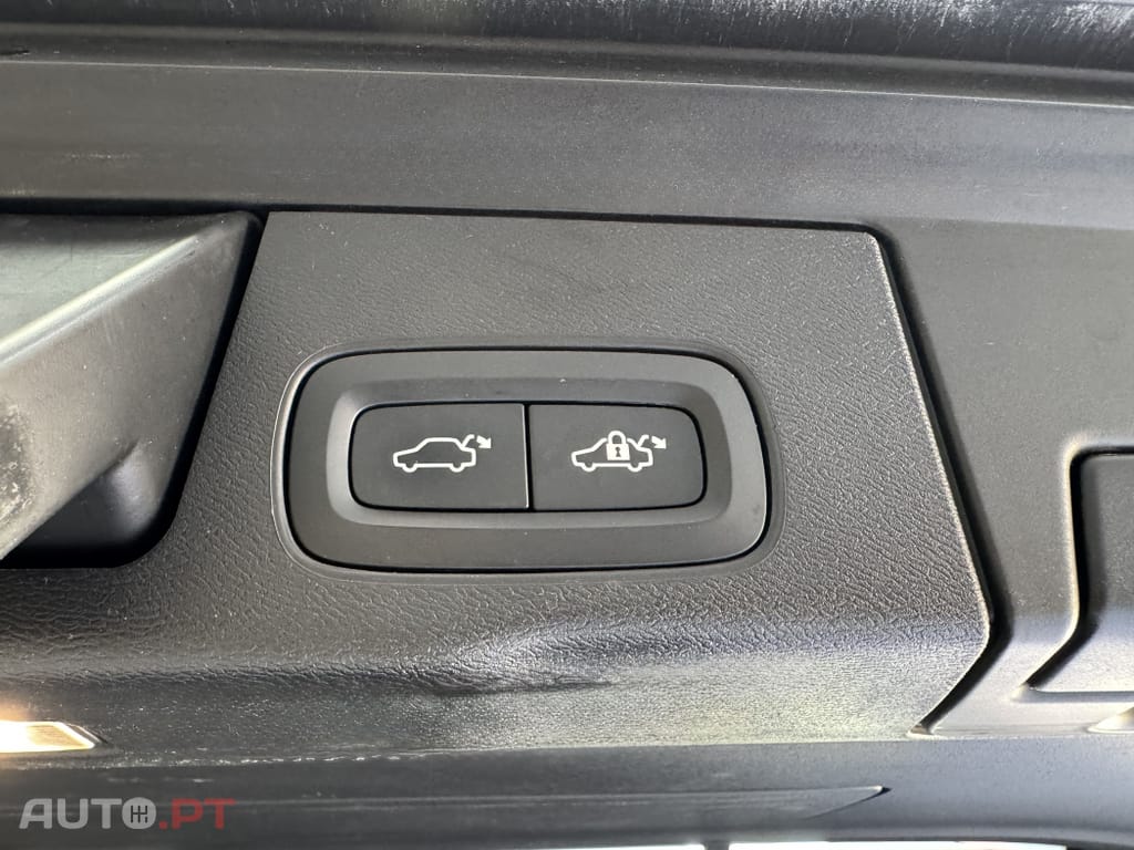 Volvo XC60 2.0 T8 PHEV R-Design AWD