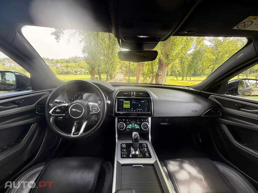 Jaguar XE 2.0 D R-Dynamic S