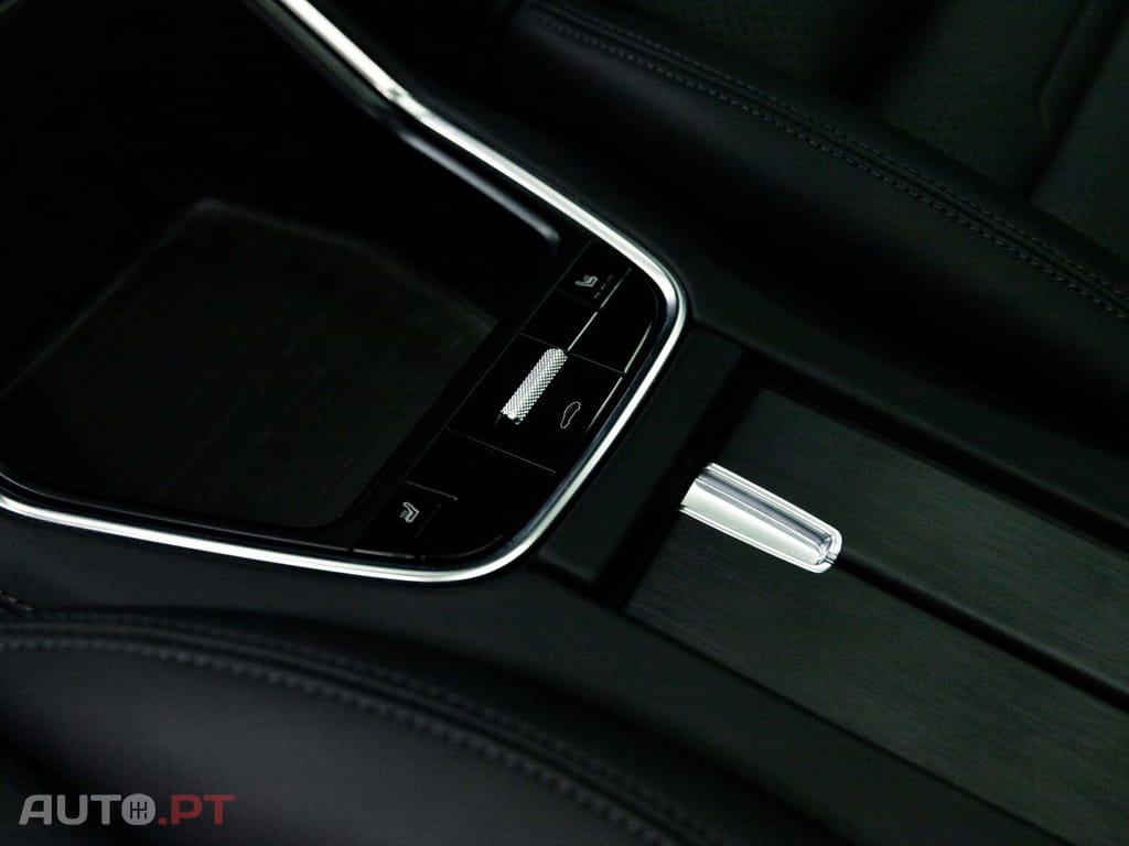 Porsche Panamera 4 E-Hybrid Platinum Edition