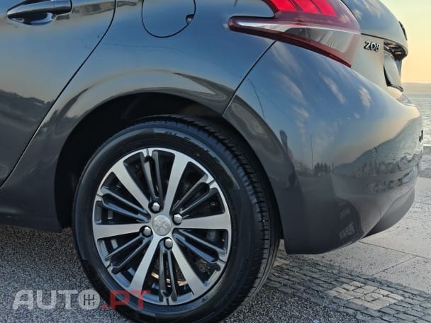 Peugeot 208 1.2 PureTech Allure EAT6