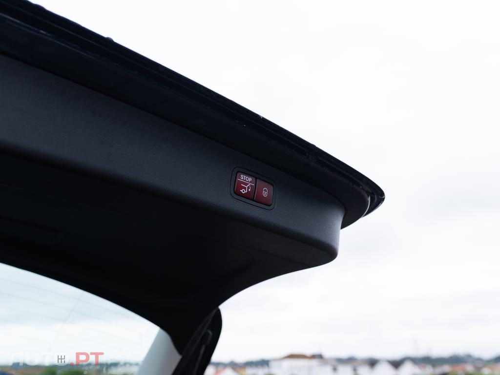 Mercedes-Benz E 300 Outro