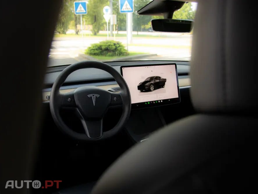 Tesla Model Y RWD — fotografia 24