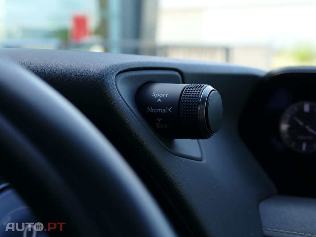Lexus UX Luxury+TAE+JLL18