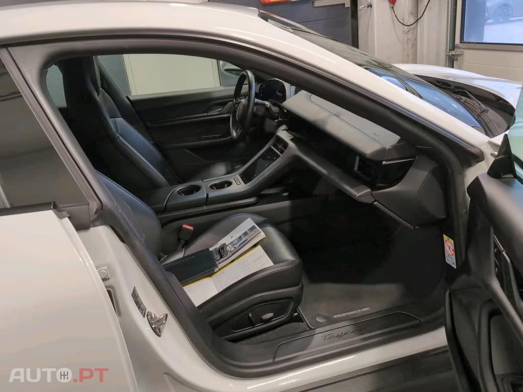 Porsche Taycan Base