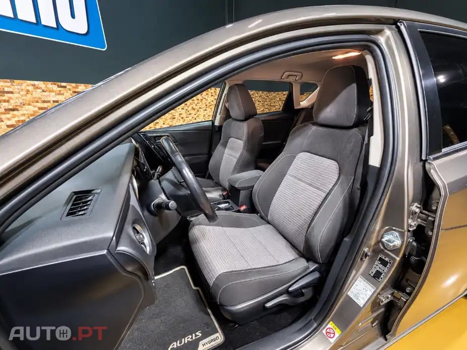 Toyota Auris 1.8 HSD Square Collection