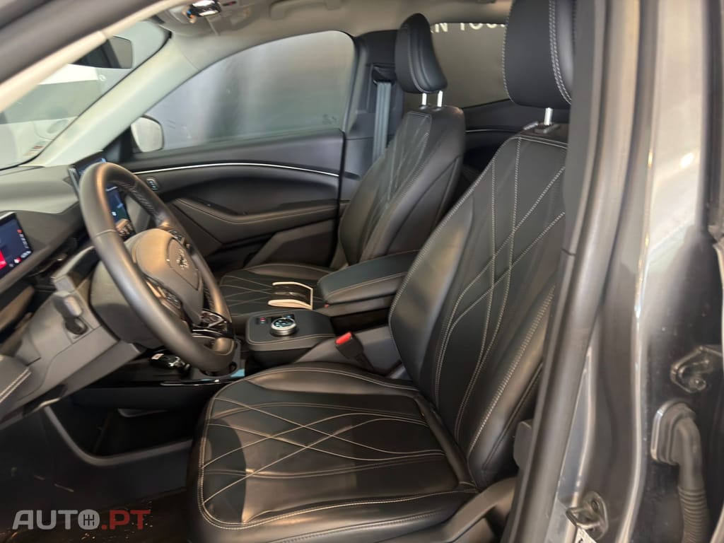 Ford Mustang Mach-E 75.7 kWh Base