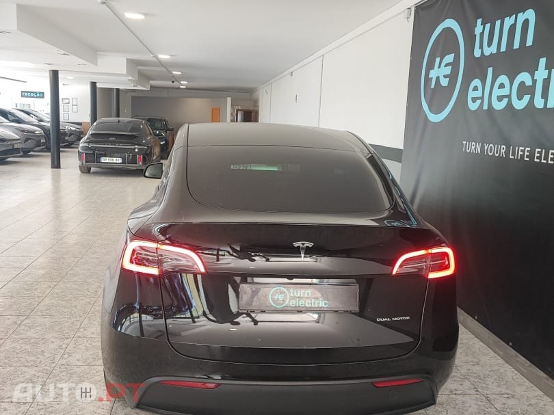 Tesla Model Y Long Range Dual Motor AWD — fotografia 5