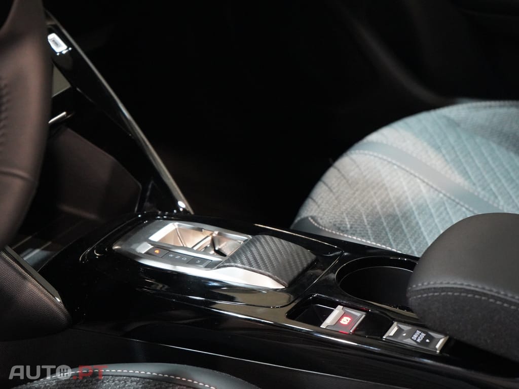 Peugeot 2008 1.2 Hybrid Allure e-DCS6