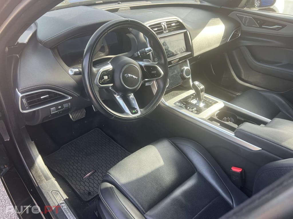 Jaguar XE 2.0 D200 R-Dynamic Black
