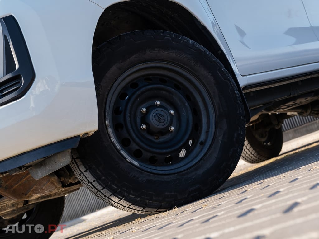 Toyota Hilux 2.4 D-4D 2WD CD CM