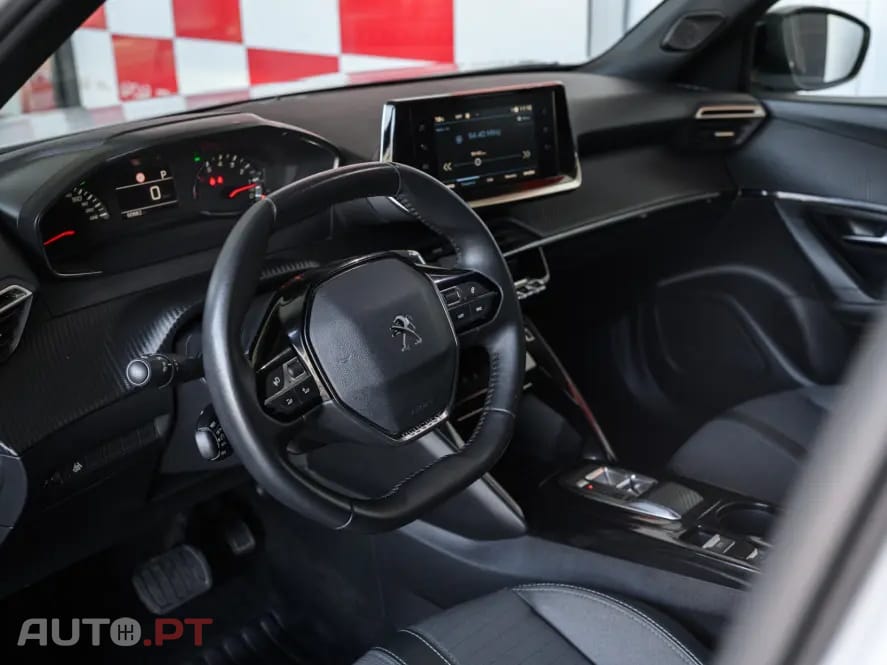 Peugeot 2008 1.2 PureTech Allure EAT8