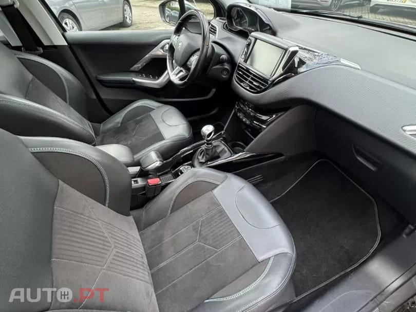 Peugeot 2008 1.2 PureTech Crossway