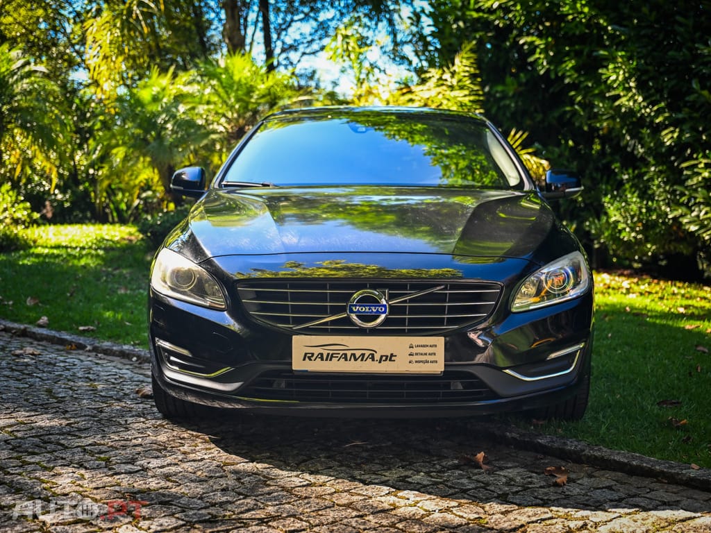 Volvo V60 2.4 D6 R-Design Momentum AWD Phev