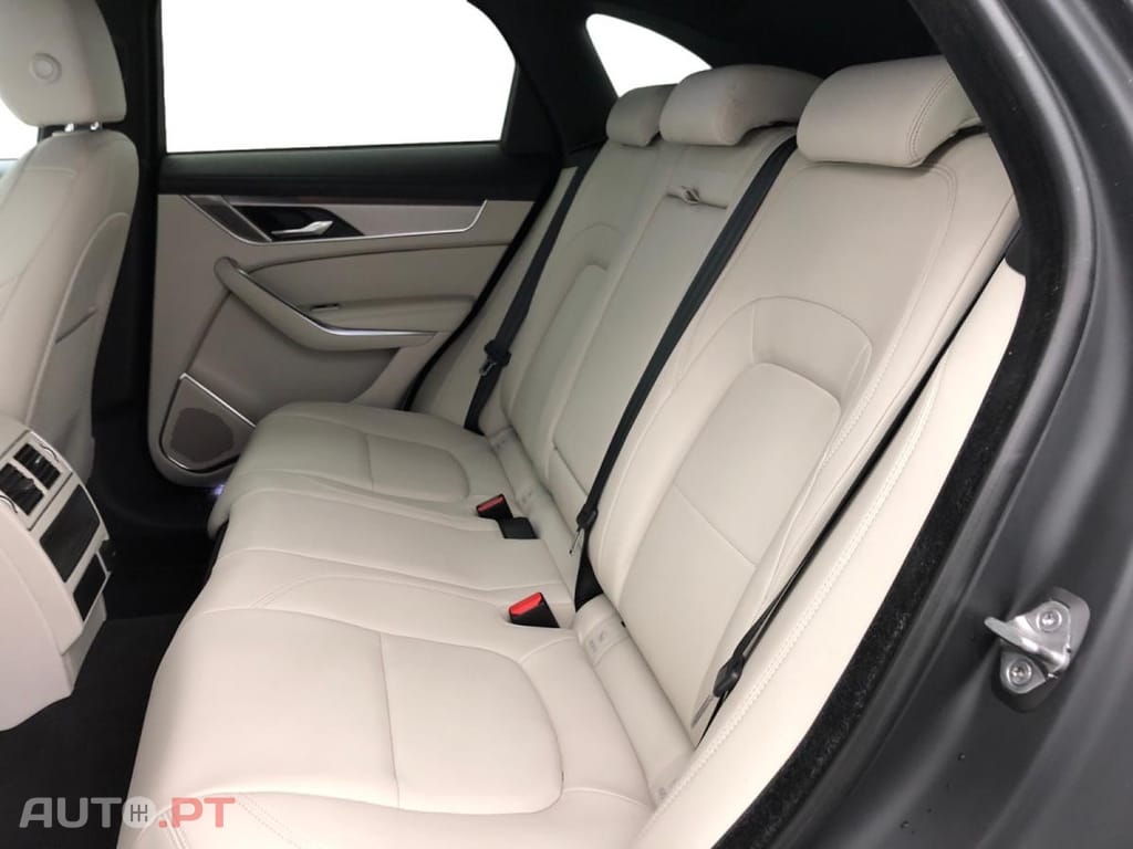 Jaguar F-Pace 2.0 P400e AWD