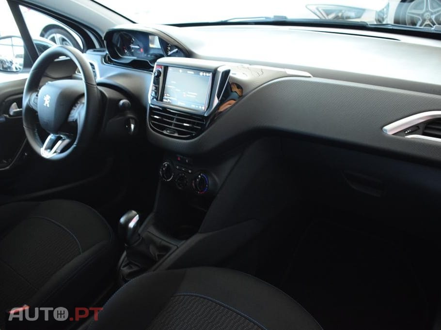 Peugeot 208 1.2 PureTech Signature