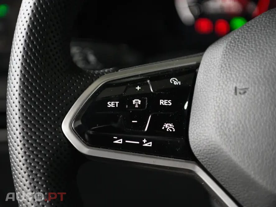 Volkswagen Golf 1.5 eTSI R-Line DSG