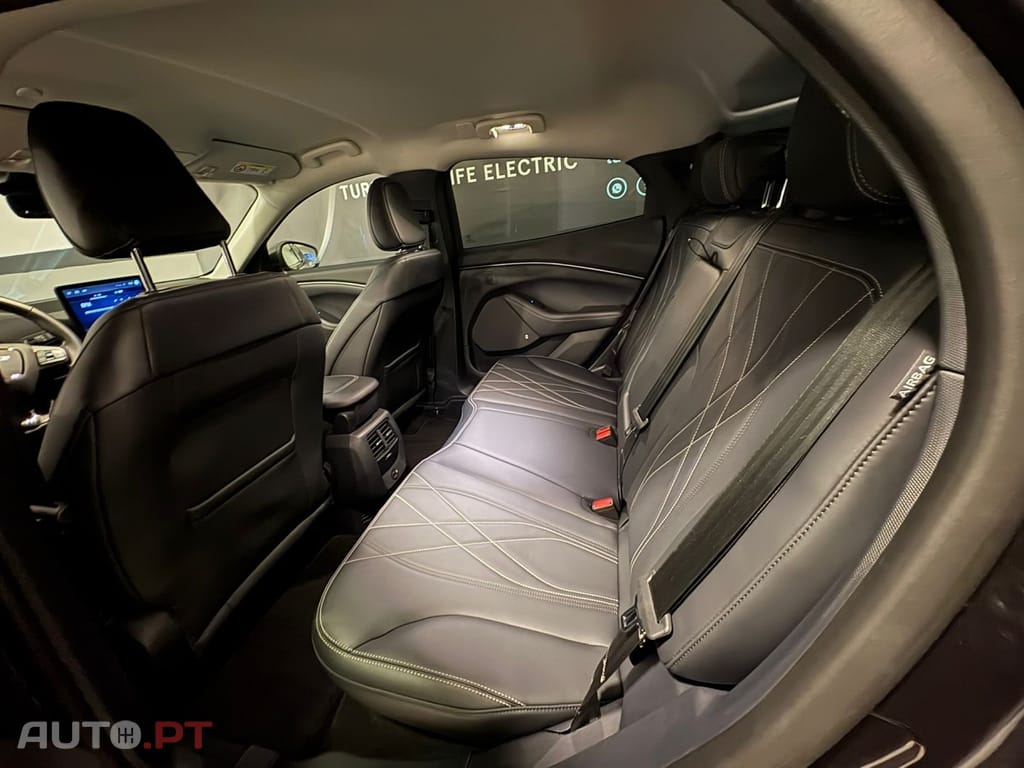 Ford Mustang Mach-E Alargada