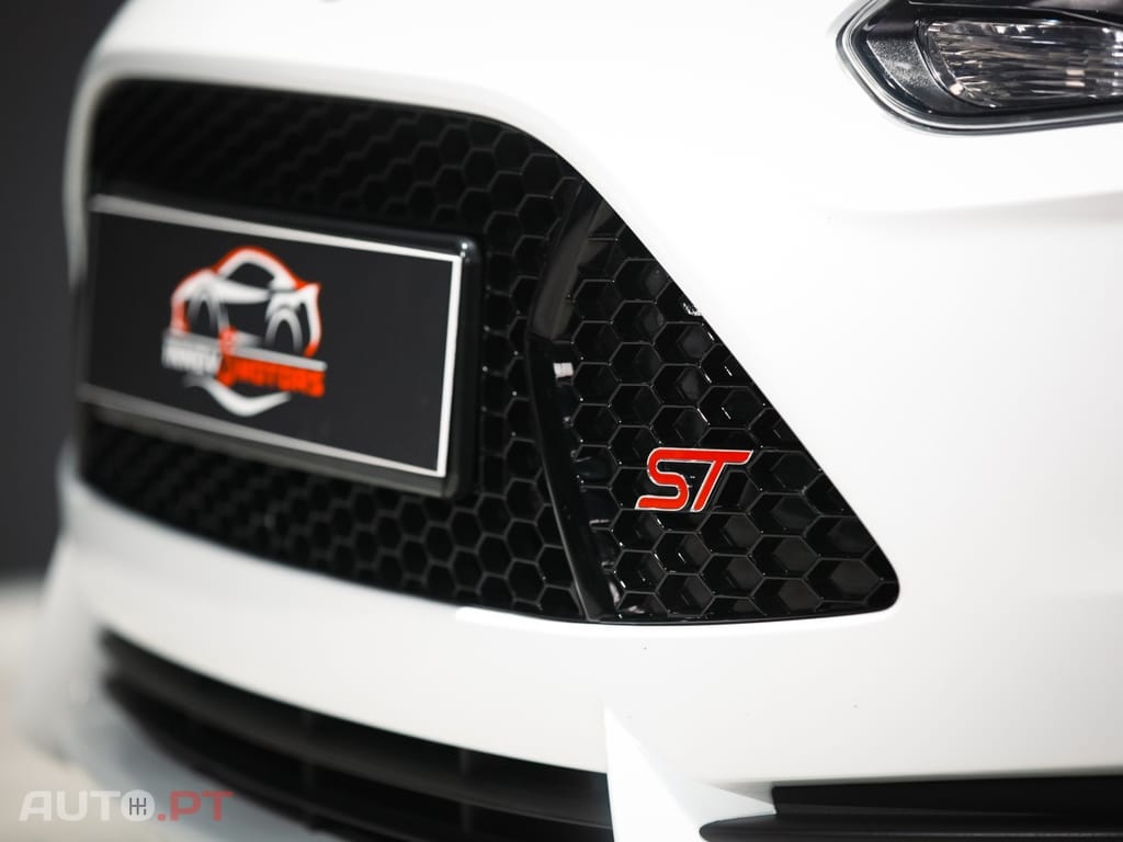 Ford Focus 2.0 EcoBoost ST c/ Pack Pele Desportiva
