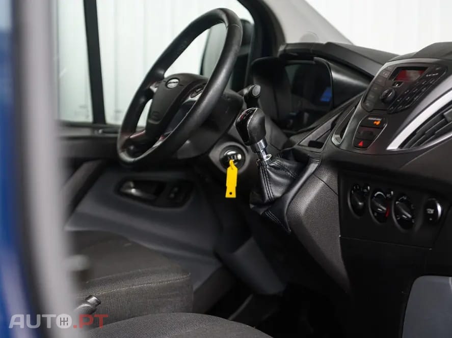 Ford Transit Custom Adaptada p/ 3 cadeiras de rodas