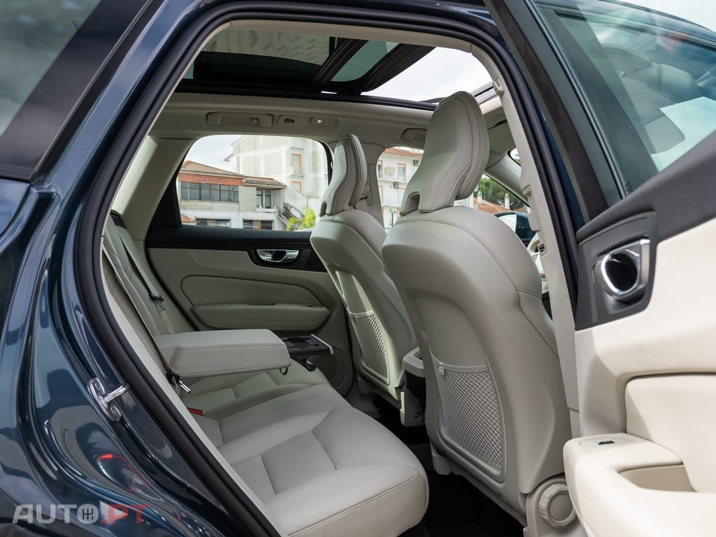 Volvo XC 60 2.0 B4 Momentum — fotografia 15