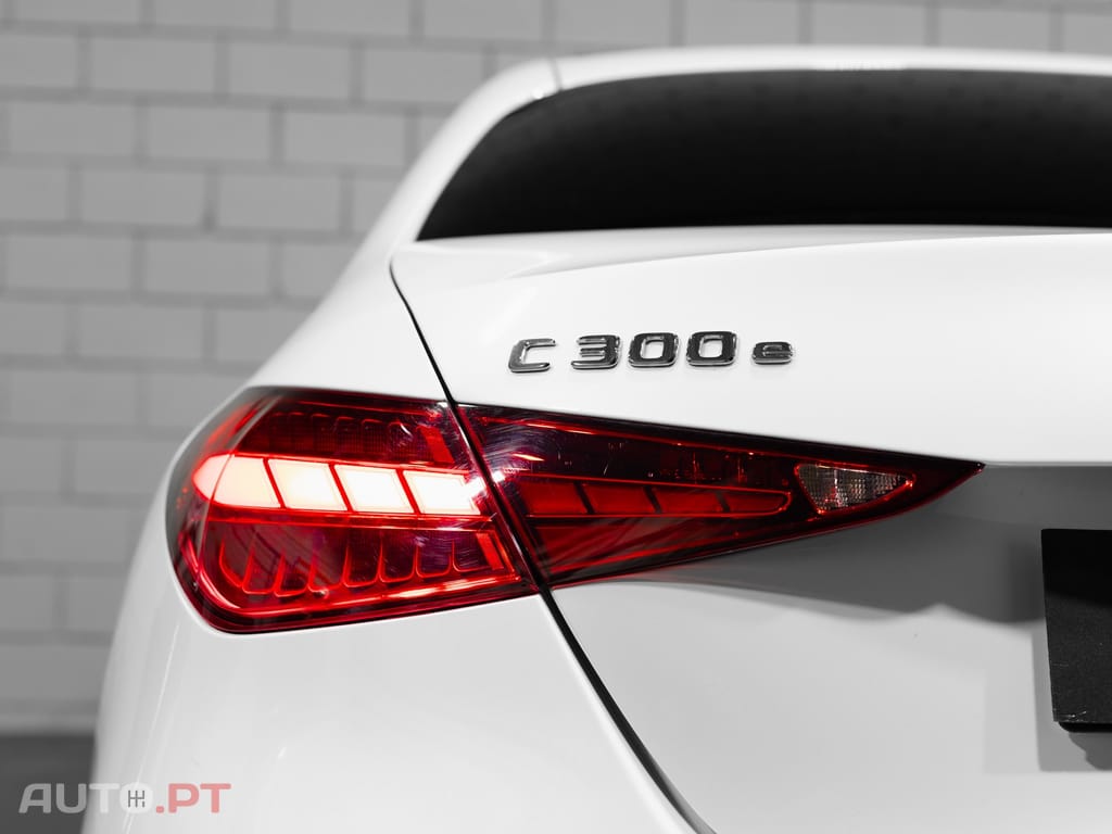 Mercedes-Benz C 300 e 9G-TRONIC AMG Line
