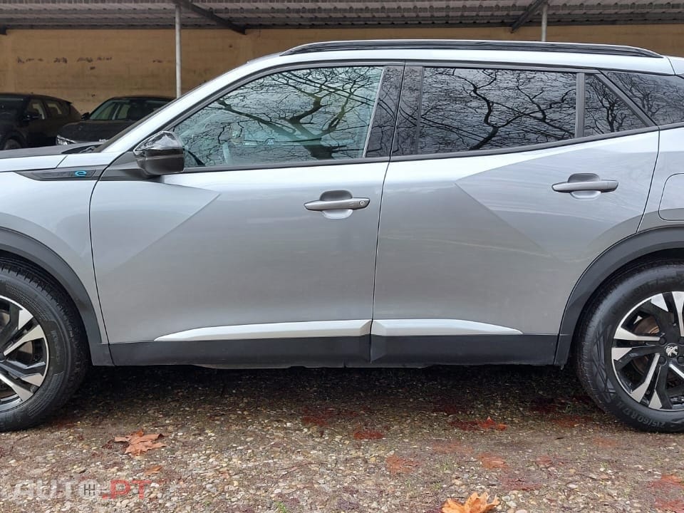 Peugeot E-2008 50 kWh Allure Pack