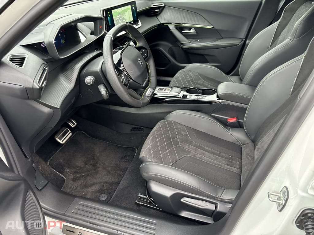 Peugeot E-2008 GT 