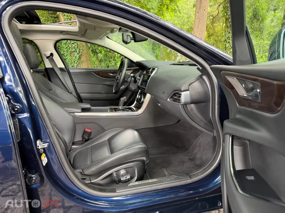 Jaguar XE 2.0 D R-Dynamic S