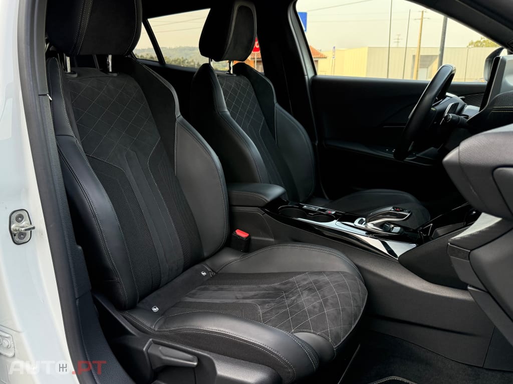 Peugeot 2008 PureTech 155 EAT8 GT
