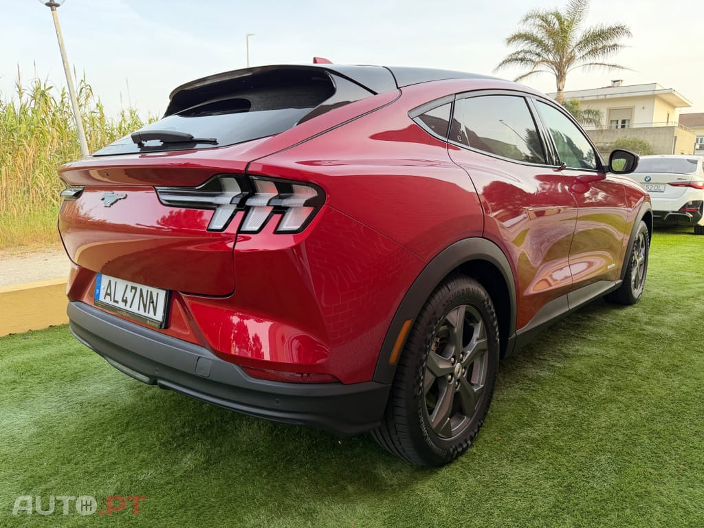 Ford Mustang Mach-E Standard • 75,7 kWh • 294 CV