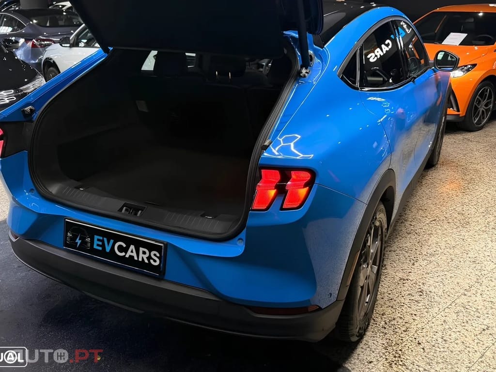 Ford Mustang Mach-E 75.7 kWh Base