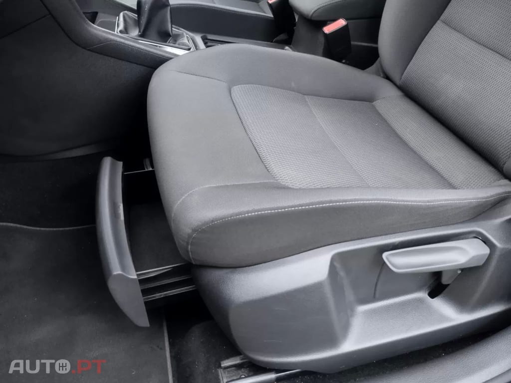 Volkswagen Golf 1.6 TDI Confortline — fotografia 23