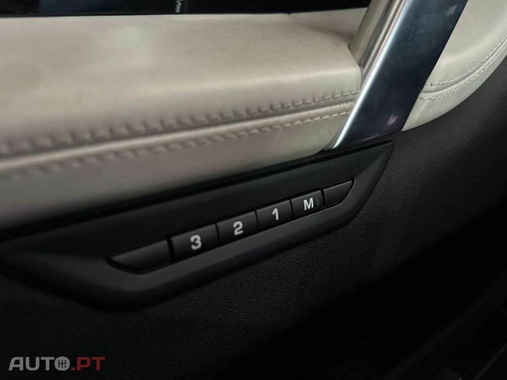 Land Rover Discovery Sport P300e R-Dynamic