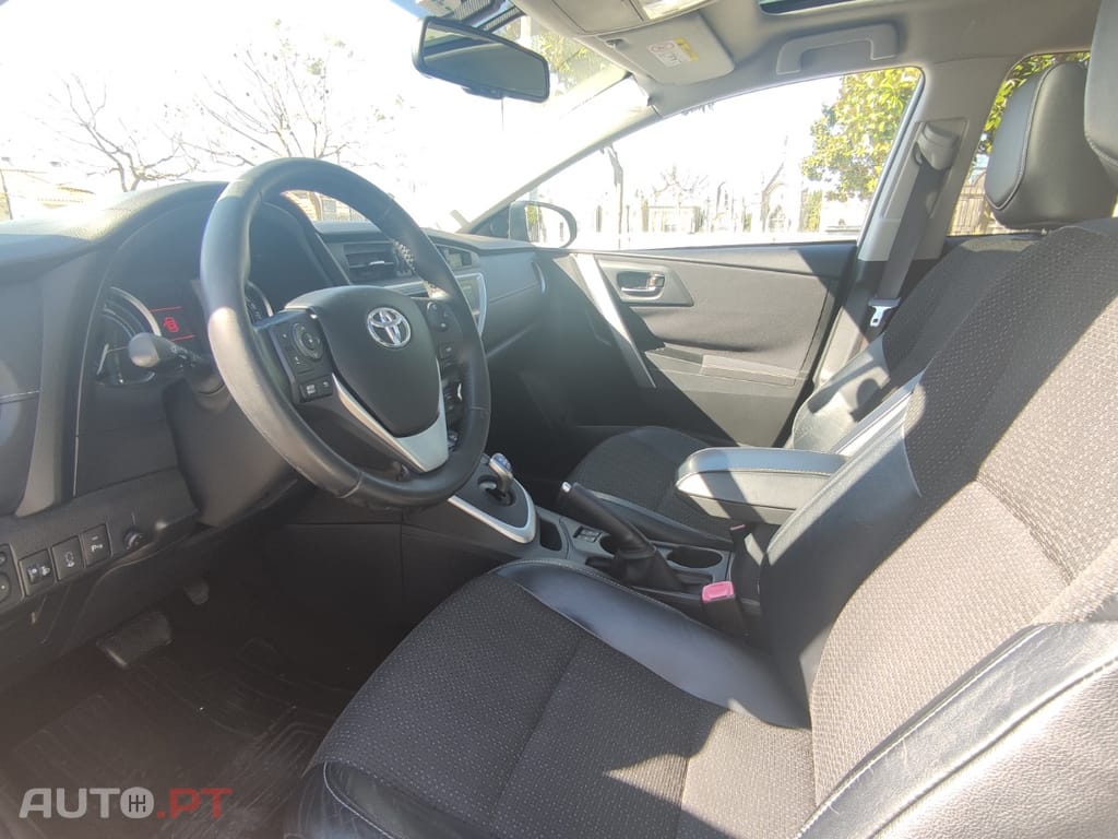 Toyota Auris Touring Sports 1.8 Hybrid HSD Exclusive Sky+Navi