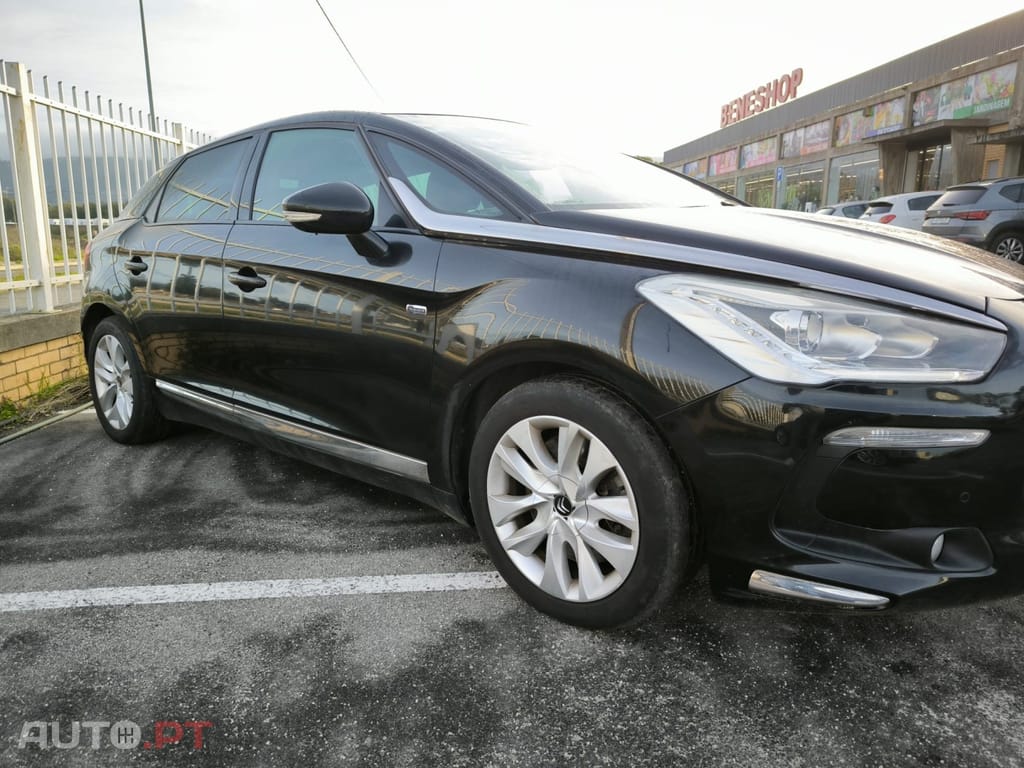Citroen DS5 2.0 HDi Hy4 So Chic CMP6 88g