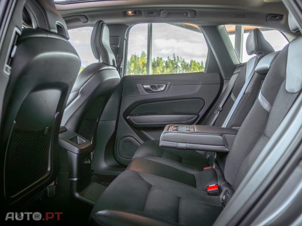 Volvo XC60 2.0 T8 PHEV Momentum Plus AWD