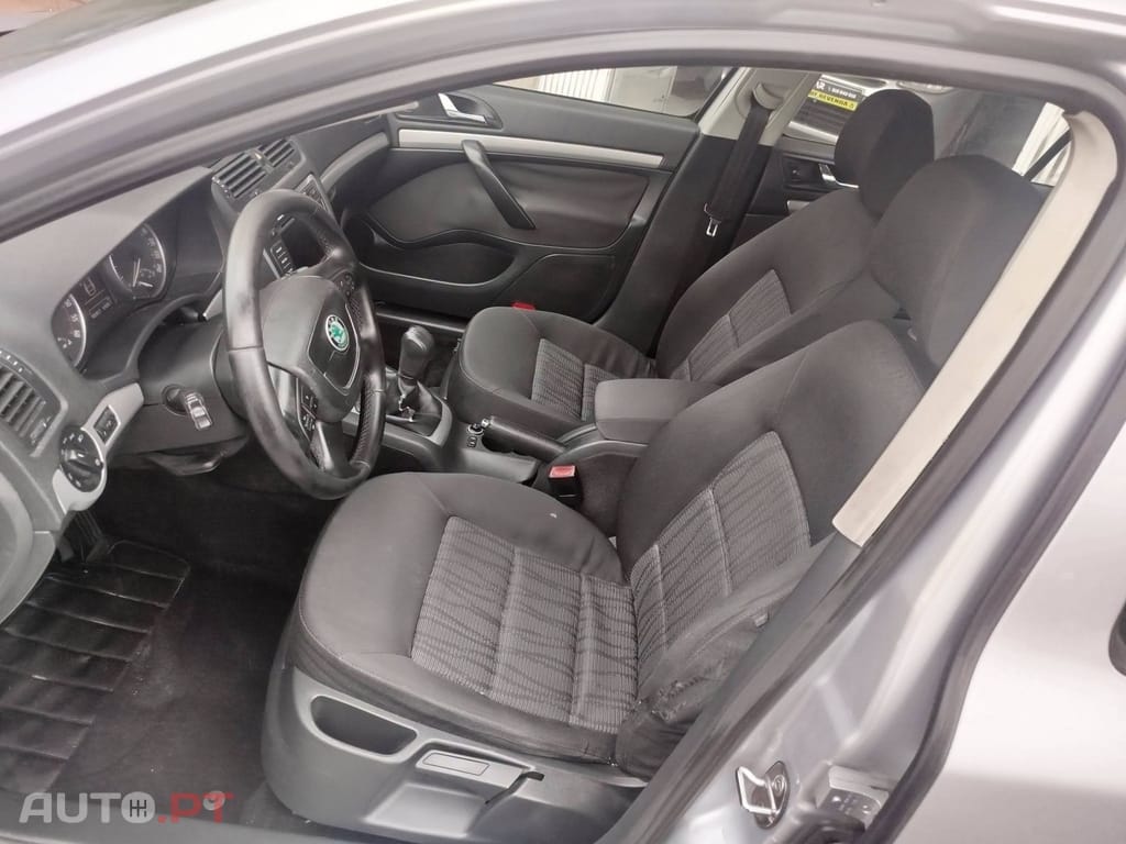 Skoda Octavia 1.6 TDI Ambiente — fotografia 9