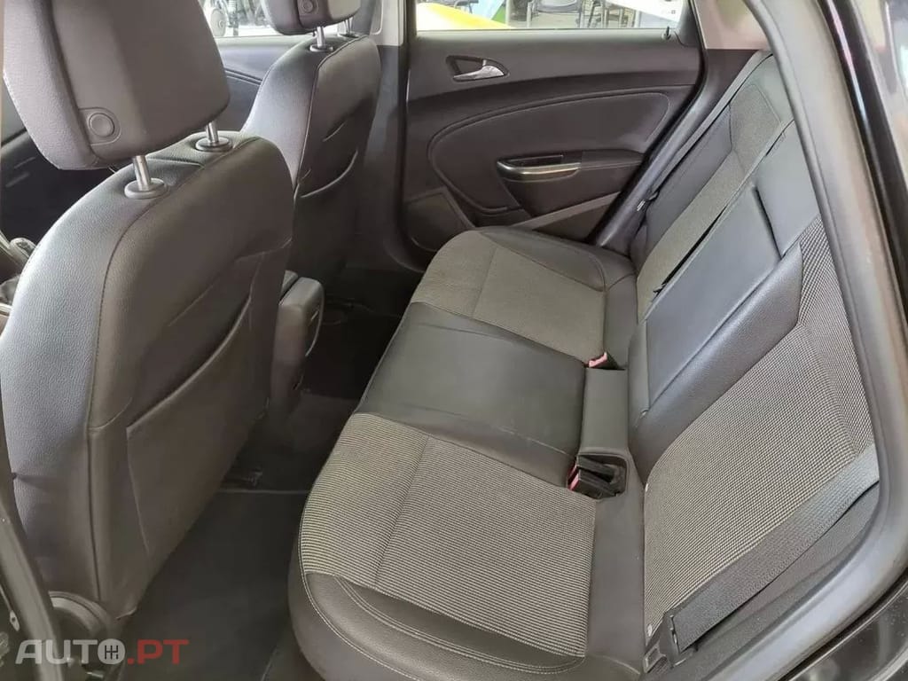 Opel Astra 1.7 CDTi Edition — fotografia 18