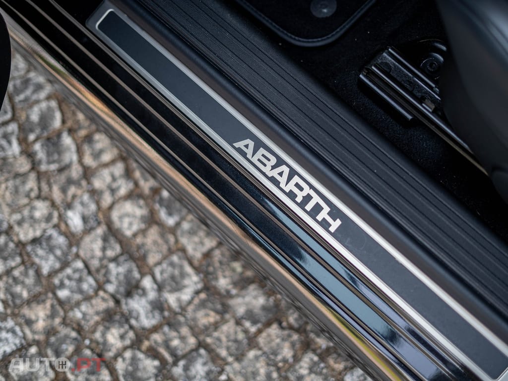 Abarth 595C 1.4 T-Jet Scorpioneoro