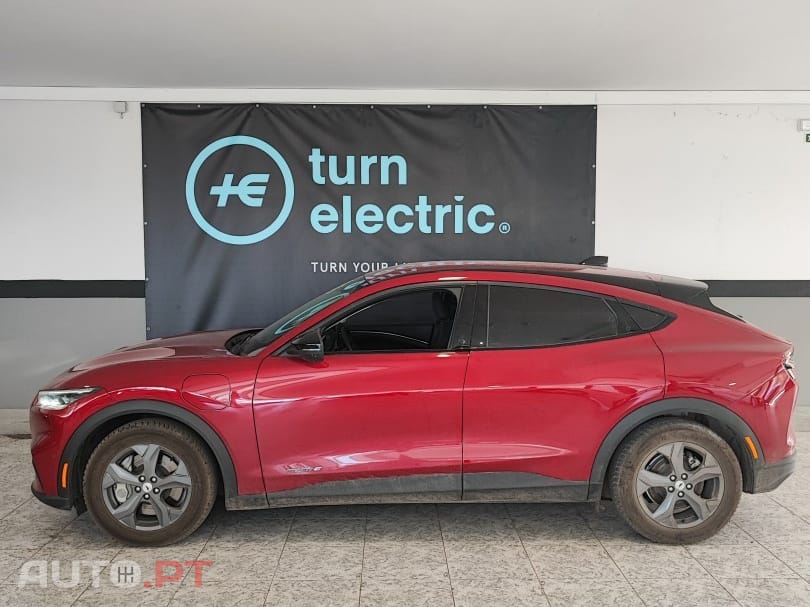 Ford Mustang Mach-E 75.7 kWh Base