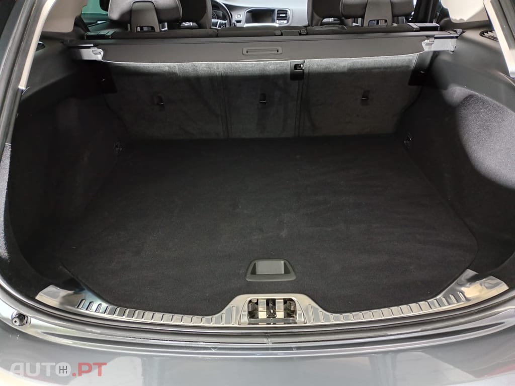 Volvo V60 2.0 D2 R-Design Momentum