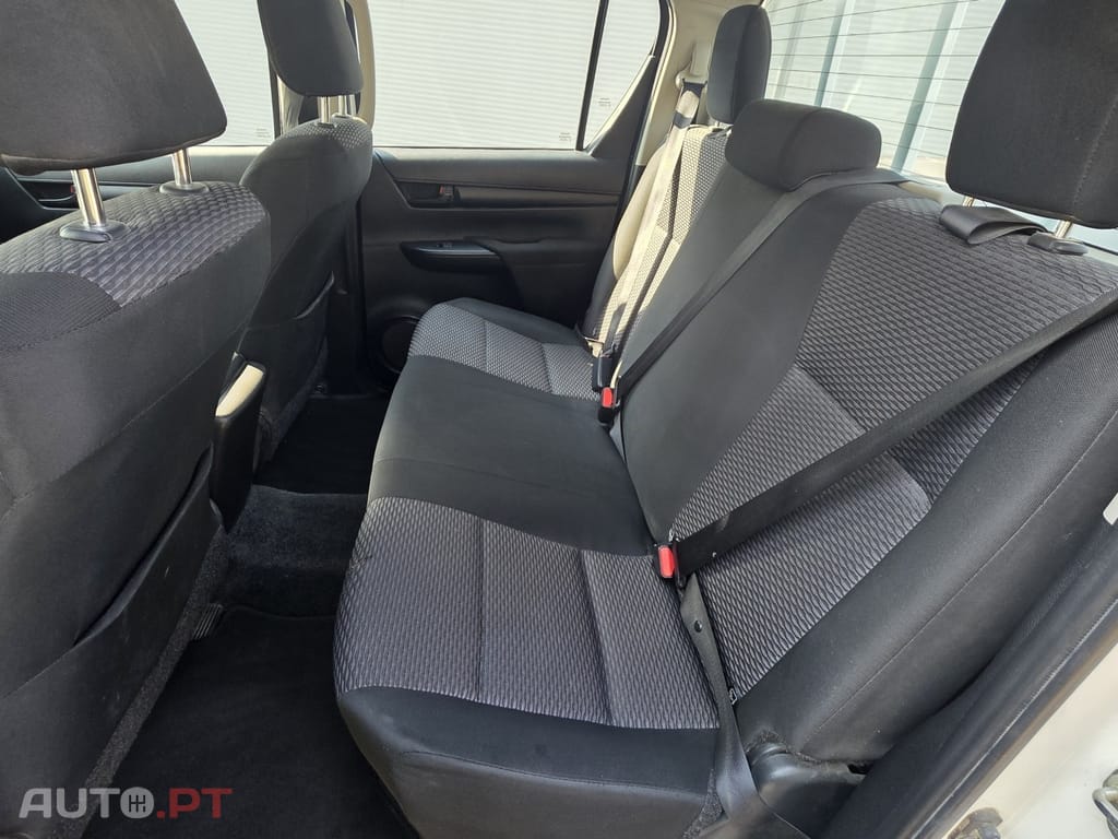 Toyota Hilux 2.4 D-4D 4WD CD CM — fotografia 8